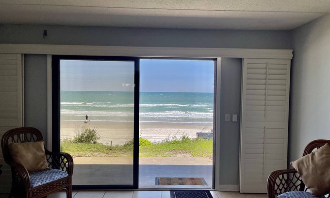 Crescent Beach Condominio | 461 Fun in the Sun 3 Bdrm Oceanfront Ground floor