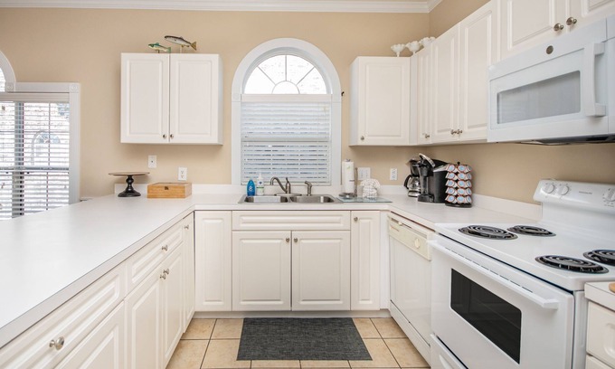 Central Myrtle Beach Condominio | 4695 Wild Iris Drive, #204 Magnolia Place 2 Bedroom Condo by RedAwning