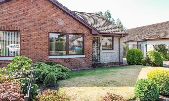 Cupar Cabaña | 48 EDENBANK ROAD, pet friendly, with a garden in Cupar, Fife