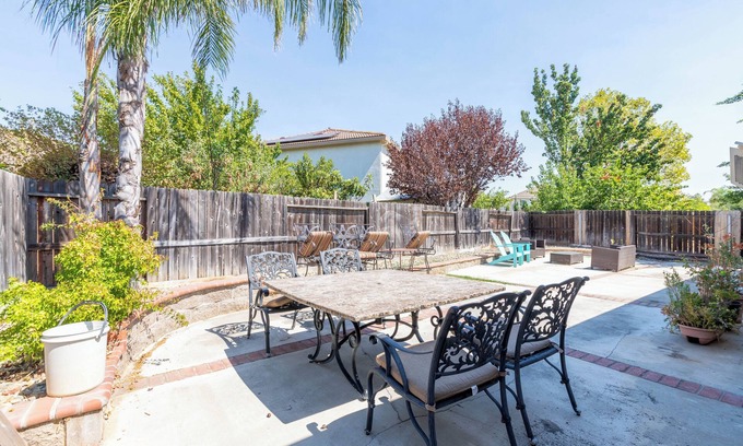 Elk Grove Casa | 4BD/2BA-For 10-Large Relaxing Backyard