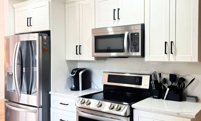Shelby Township Casa | 4bd/2bh Entire home Updated. Near Beaumont hospital and shopping