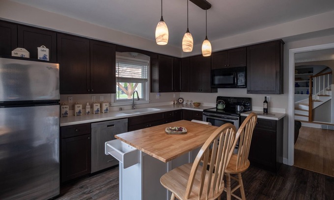 Wauwatosa Casa | 4BD Central to Top Attractions, Quiet Walkable Area