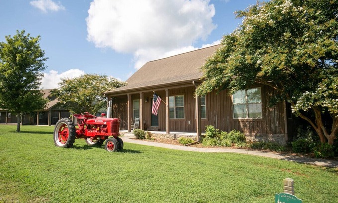 Normandy Apartamento | 4BD House Farm Stay on Lake and Duck River
