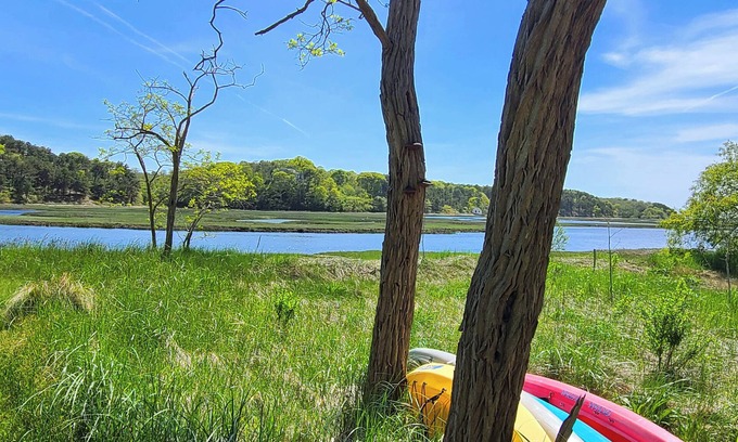 Truro Casa | 4BD Pamet River Waterfront Beauty - Aire acondicionado central, porche de pantalla, ducha al aire libre