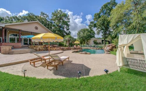 Conroe Casa | 4BD - Pool & Movie Theater - Lake Conroe Nearby