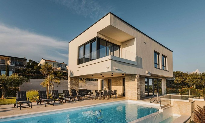 Grabri Villa | Villa de 4 dormitorios con capacidad para 8 personas con gran piscina, jacuzzi, sauna, gimnasio, bochas
