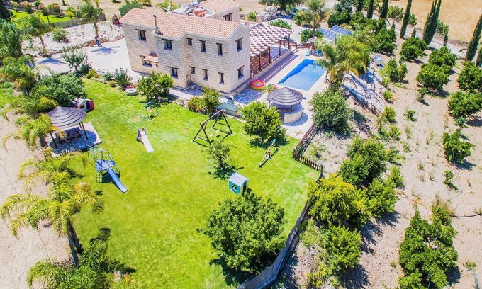 Simou Villa | 4bdr Villa familiar con 400sq. metro. parque infantil, piscina privada climatizada