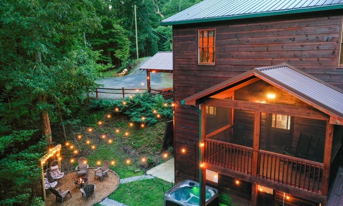 Ellijay Cabina | 4Bdr+ Loft ~ Dog Friendly~ Hot tub~ Game Room ~ Resort Pool ~ Fire Pit- Ellijay