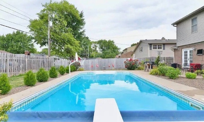 Speedway Casa | 4BDR Luxury in the Shadow of IMS, close to Downtown Indy, Airport