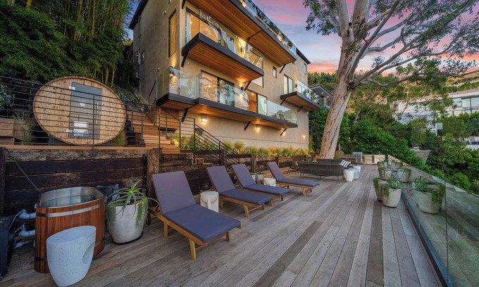 Hollywood Hills West Casa | 4bdr Luxury Stay w/Views & Sauna&cold plunge