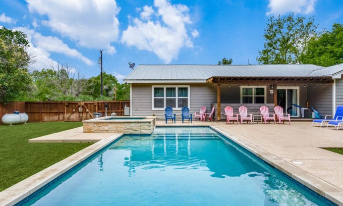 Johnson City Casa | 4BDRM W/Private Pool & Hot Tub - Walk to Town Square, Minutes to Wineries!