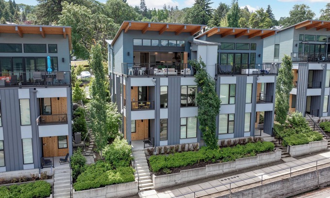 Hood River Casa | 4Bed / 3 Bath Modern, high-end townhome, river view, 1 block to downtown