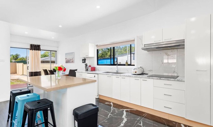 Tuggerah Casa | 4Bed Modern Oasis by Station
