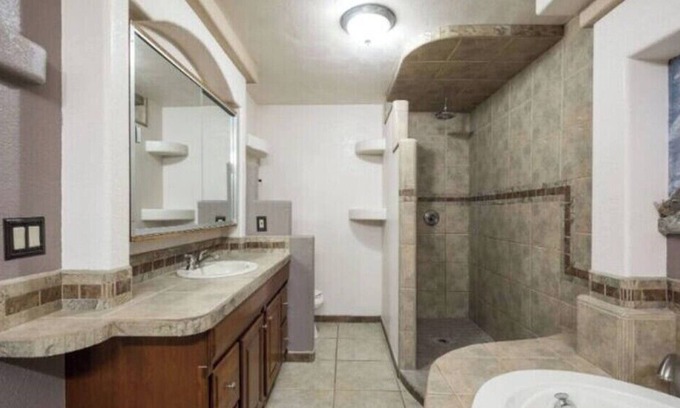 Las Cruces Casa | 4BR/2.5BA w/ Fully operational Hot tub - Near NMSU