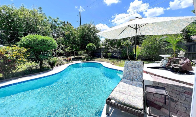 Camellia Gardens Casa | 4BR/2.5BTH Saltwater Pool home with Outdoor Kitchen and Fruit Trees