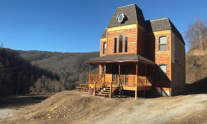 Lejunior Cabina | 4BR 2 bath house with full kitchen, living room, hot tub and game room.
