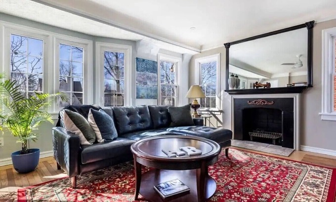 Shaker Heights Apartamento | 4BR/2BA 2-Story near Van Aken District and CLE clinic