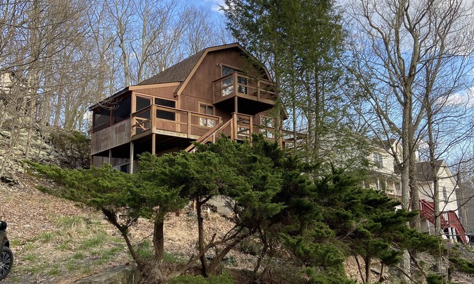 Bushkill Casa | 4br 2ba Chalet in Poconos that sleeps 10