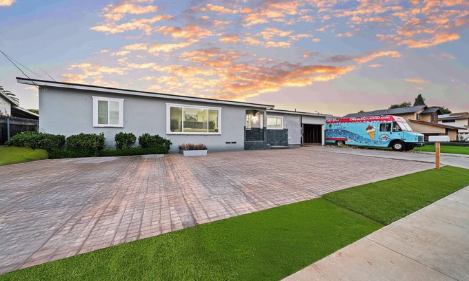 El Cajon Casa | Hot Tub, King Bed, 80" TV, Gated Yard, Ranch Style