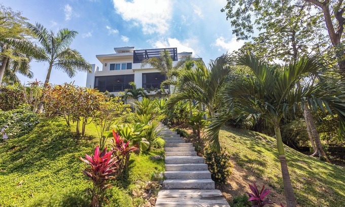 Lawson Rock Casa | 4br 3ba Beach view house in Sandy Bay with pool - Private community