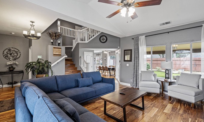 Raisin Casa | 4BR 3BA EVCharger! King Bed! Long StaysWelcomed