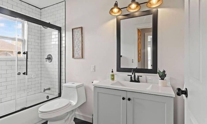 Rogers Casa | 4BR/3BA Rogers Home -3 mi to AMP