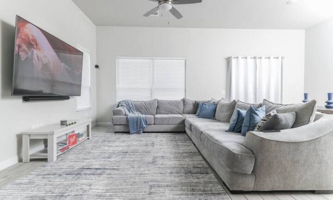 Austin Casa | 4BR/3BH Private Pool: 5M Airport & F1 & 2500 Sq.ft