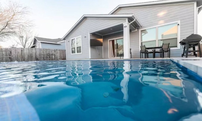 Austin Casa | 4BR/3BH Private Pool: 5M Airport & F1 & 2500 Sq.ft