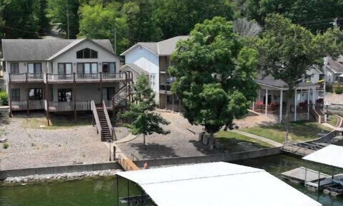 Gravois Mills Casa | 4BR 4BA lake front w/Dock & Kayak across Coconuts