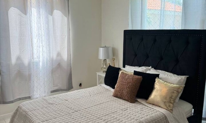 McAllen Casa | 4BR Architectural Delight/King Bed/Electric Fire