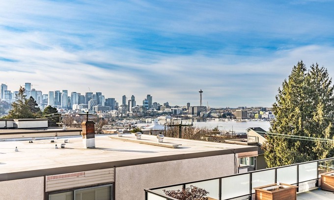 Eastlake Casa | 4BR | BBQ, Views, Rooftop | Eastlake | Sophari