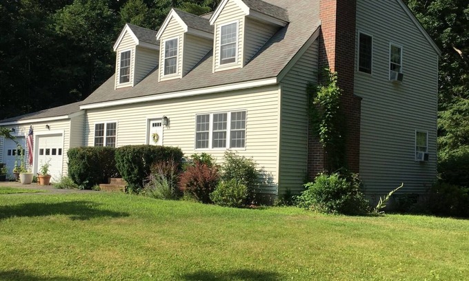 Rye Casa | 4BR Beach House - Perfect for Families! 5 minutes walk to two beaches.