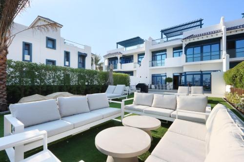 Palm Jumeirah Villa | 4BR Beachfront Palma Villa, Steps to the Beach