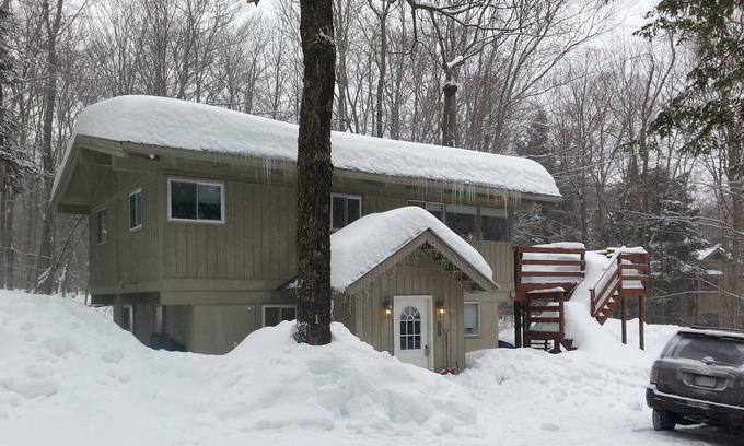 Wardsboro Chalet De Esquí | 4BR Chalet Entre Mt. Nieve & Stratton, capacidad para 10, Chimenea, Casa club w / Pool