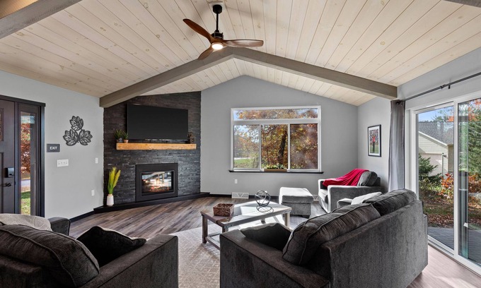 Rome Casa | 4BR, Dog Friendly, Pool Table, Fireplace
