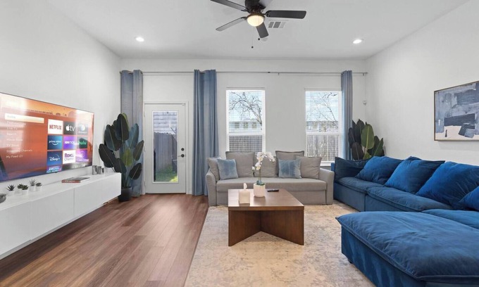 Northside Casa | 4BR Family Retreat | Close to Downtown&The Heights