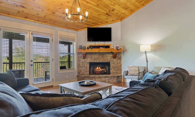 Blue Ridge Cabina | 4BR Gorgeous Blue Ridge Views, Large Decks, Hot Tub, Game Room, Fireplace