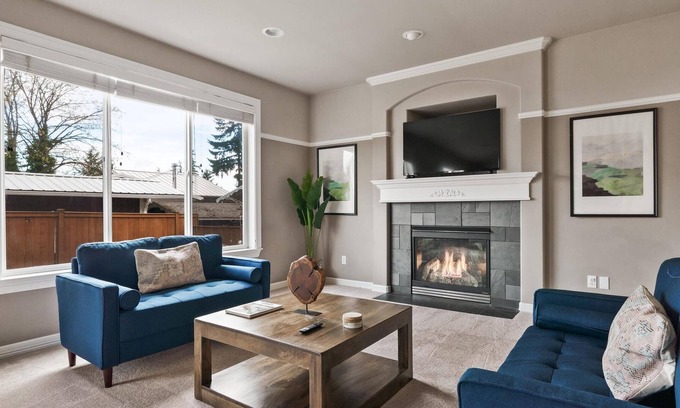 Kent Casa | 4BR Home in Kent w/ Office
