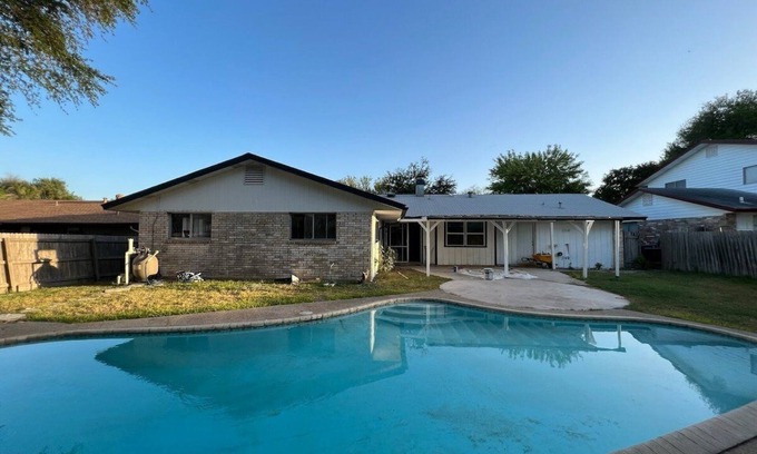 Universal City Casa | 4BR Home w/ Pool Furnished Extended Stay near Randolph AFB Fast Wi-Fi W/D