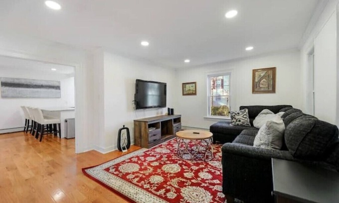 Lee Casa | 4BR Home w/ Yard & BBQ, 5 min walk to downtown Lee