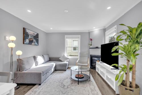 Northeast Mississauga Casa | 4BR Home with 2 bath Near YYZ Airport 7 minutes