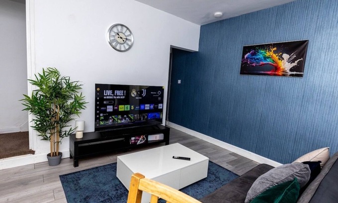 Wolverhampton Casa | 4BR House Near City & Stadium