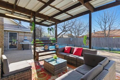 South Arlington Casa | 4BR House with Pool near Stadium & DFW