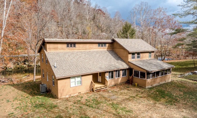 Kellysville Cabina | 4BR Lodge on Wolf Creek – Fishing, Hiking, New River Fun & Hokie Weekends