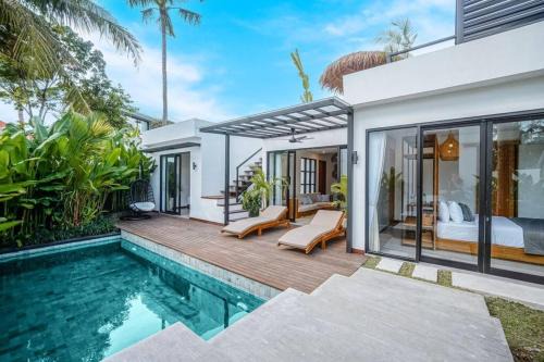 Beraban Villa | 4BR Luxury Tropical Jungle Villa 4 Mins to Beach