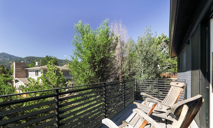 Newlands Casa | 4BR Modern Gem with Flatiron Views & Hottub 1mile to Pearl, 1block to NoBo Park