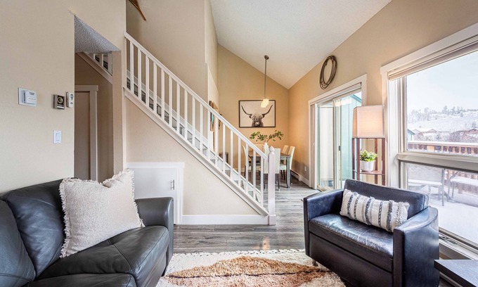Fraser Condominio | Riverfront Family-Friendly 4BR, Walkable , King Bed, Deck with Views, Coffee Bar