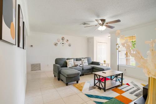 Central Naples Casa | 4BR Naples Getaway Pool, Gazebo & Near Beach
