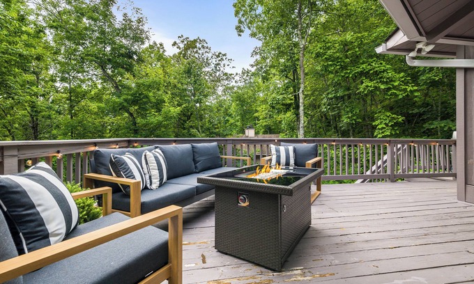 Roseland Cabina | 4BR Near Slopes Mid-Century Vibes Hot Tub Game Room Family Friendly