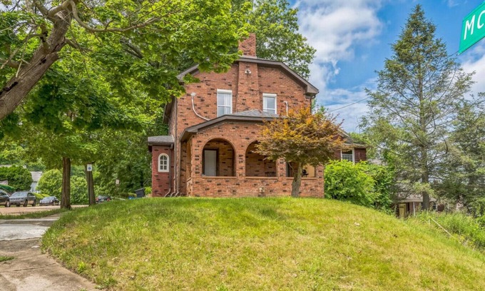 Wilkinsburg Casa | 4BR Pitt Suburbs Gem